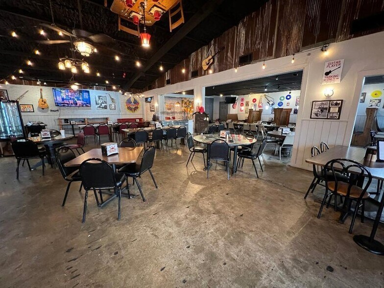 More Photos Of 2121 Batesville Blvd, Southside Restaurant For Sale