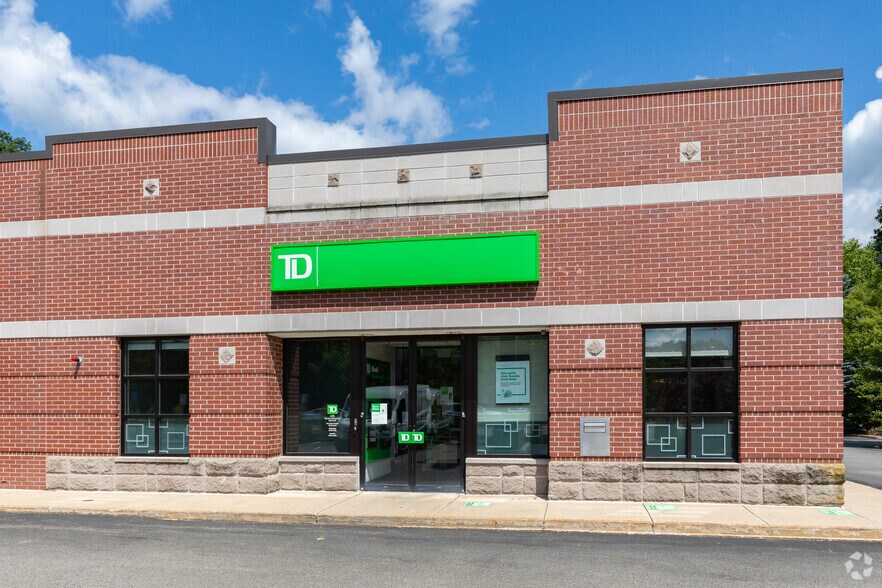 More Photos Of 999 Worcester St, Wellesley Storefront Retail Office For Lease
