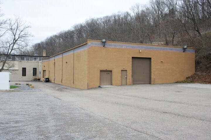 More Photos Of 1371 Saw Mill Run Blvd, Pittsburgh Warehouse For Lease