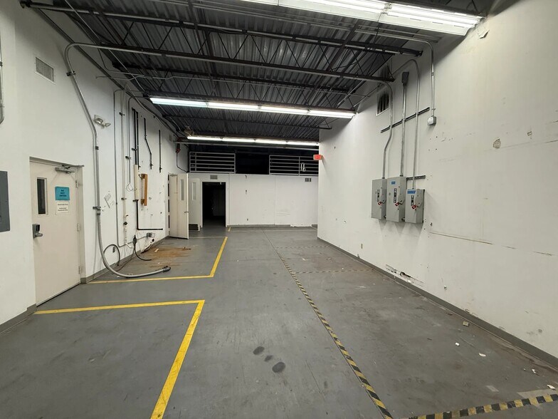 More Photos Of 7565-7575 Commerce Ct, Sarasota Flex For Sale