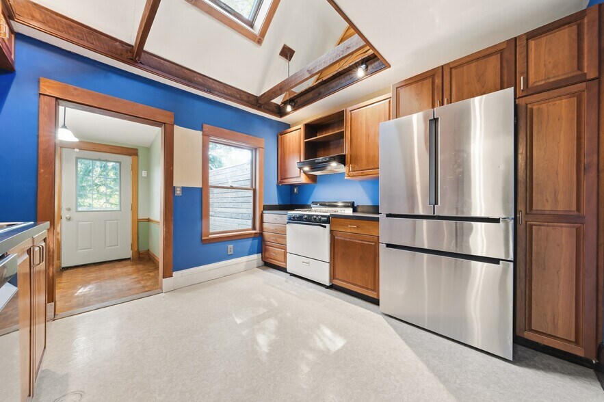 More Photos Of 12406 Larchmere Blvd, Cleveland General Retail For Sale