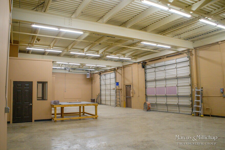 More Photos Of 10906 Laureate Dr, San Antonio Light Distribution For Sale