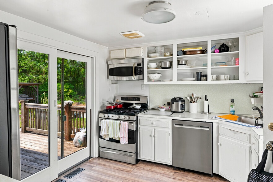 More Photos Of 127 Inlet Rd W, Hampton Bays Hospitality For Sale