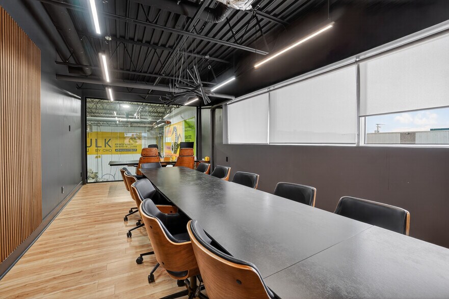 More Photos Of 7524-7550 Ch De La Côte-de-Liesse, Montréal Distribution For Sale