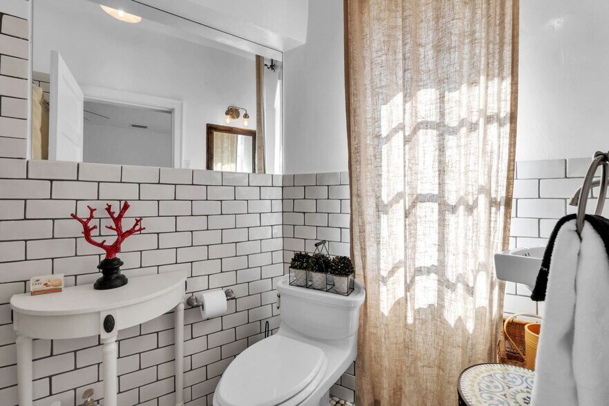 More Photos Of 530-536 S Pineapple Ave, Sarasota Storefront Retail Residential For Sale