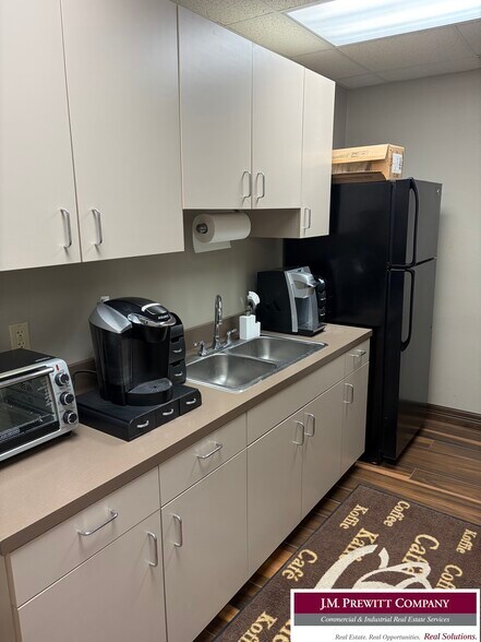 More Photos Of 399 Ml King Jr Pky, Beaumont Service For Lease