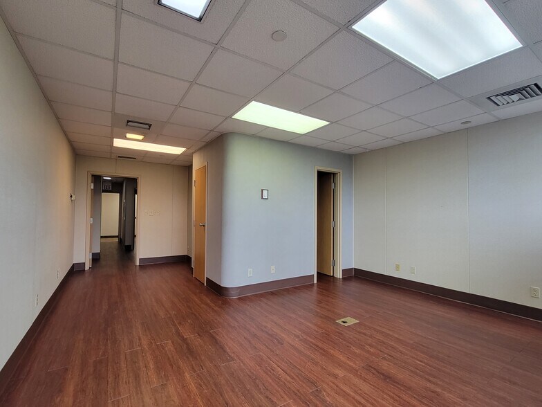 More Photos Of 21495 Ridgetop Cir, Sterling Medical For Lease