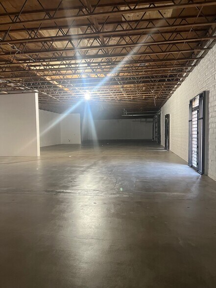 More Photos Of 16770-16780 Stagg St, Van Nuys Warehouse For Lease