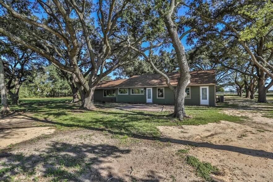 More Photos Of 14114 Highway 36, Needville Medical For Sale