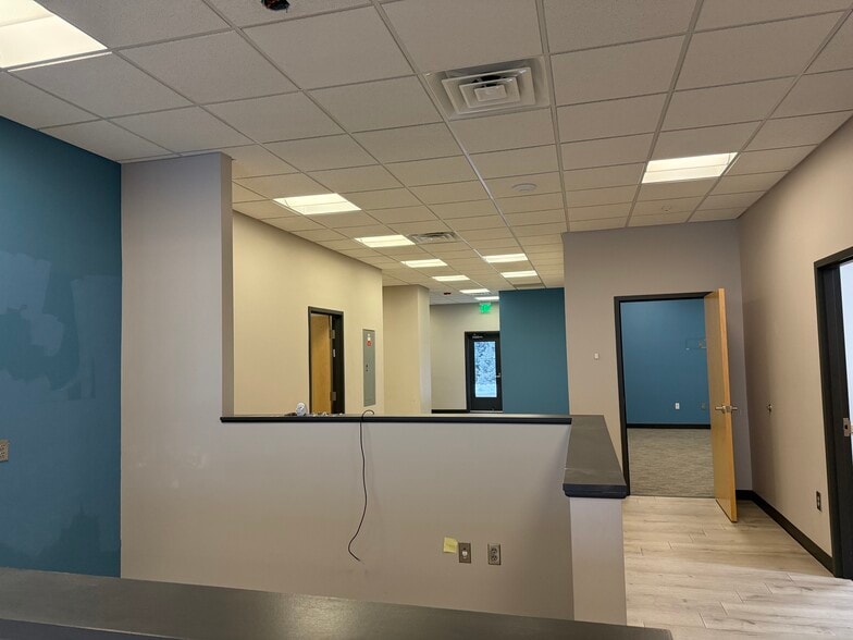 More Photos Of 211 Sioux Point Rd, Dakota Dunes Office For Lease