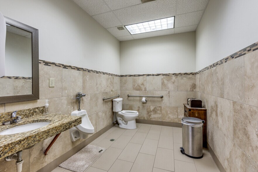 More Photos Of 12925 Lyndon B Johnson Fwy, Garland Showroom For Lease