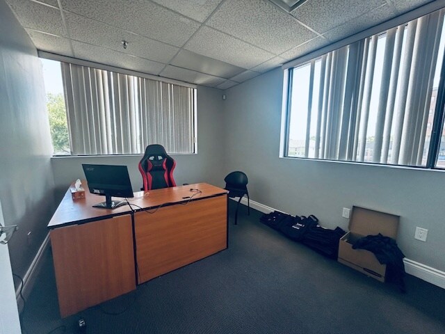 More Photos Of 114 Dundas St E, Whitby Storefront Retail Office For Lease