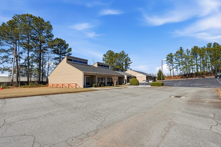 More Photos Of 415-421 W Pike St, Lawrenceville Office For Sale