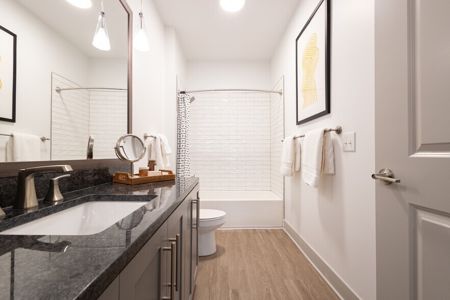 More Photos Of 2533 Woodburn Ave, Cincinnati Apartments For Lease