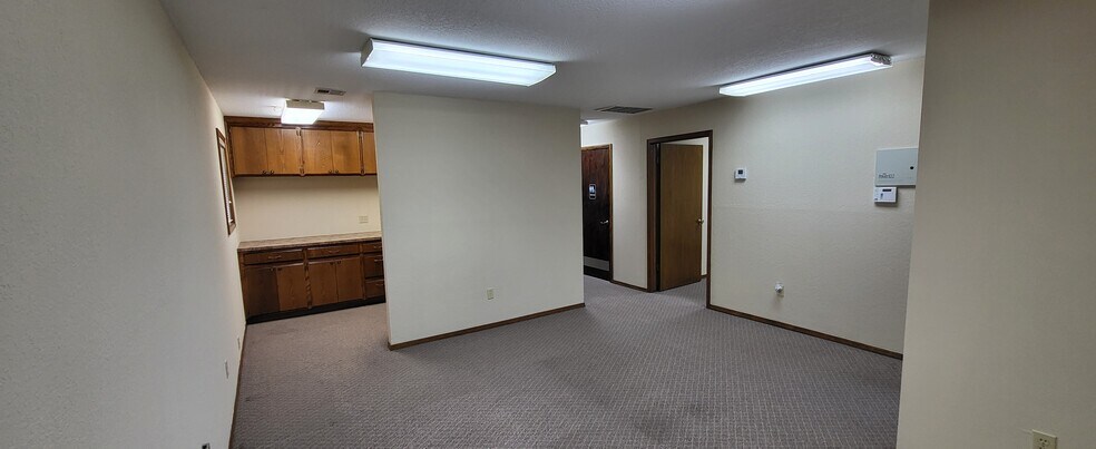 More Photos Of 813 E Darrow St, Shawnee Office For Lease