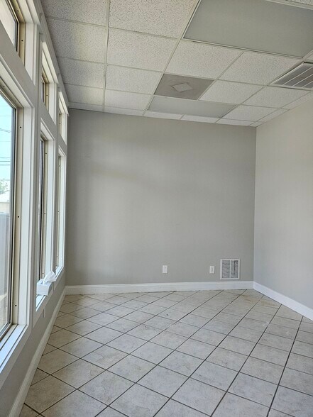 More Photos Of 913 Gulf Breeze Pky, Gulf Breeze Storefront Retail Office For Sale