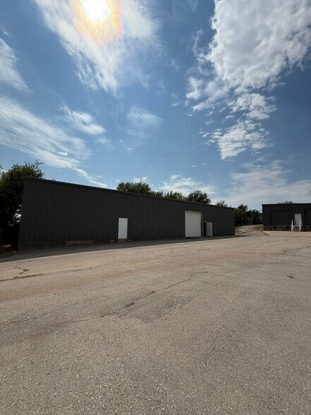 More Photos Of 2317 S Eastern Ave, Oklahoma City Warehouse For Lease