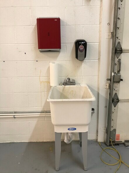 More Photos Of 472 Grimes Blvd, Lexington Warehouse For Lease