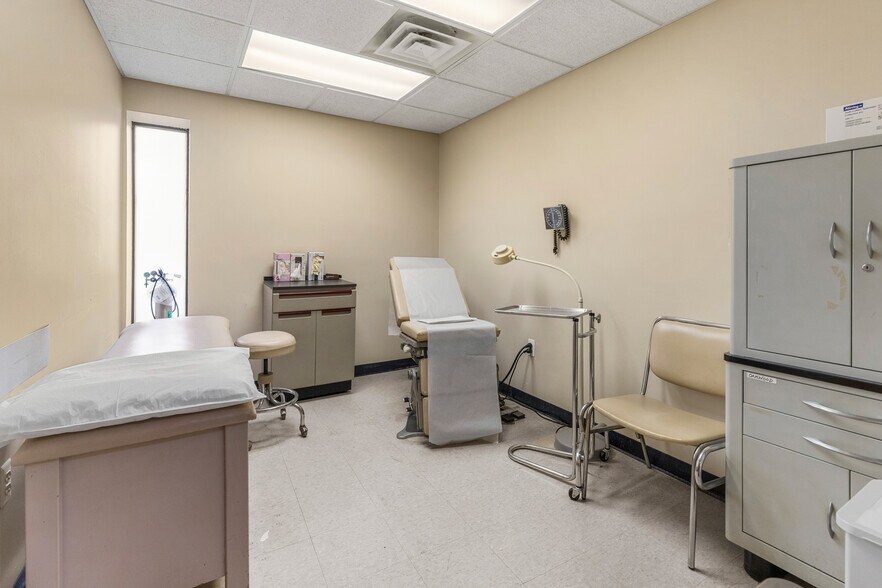 More Photos Of 24548 W Warren St, Dearborn Heights Medical For Sale