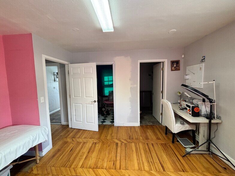 More Photos Of 4131 River Rd N, Salem Freestanding For Lease