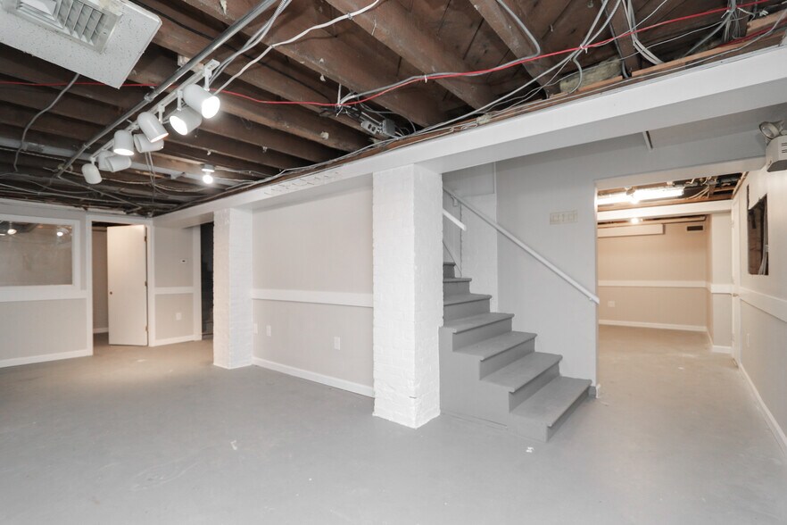 More Photos Of 939-941 E Columbus Ave, Springfield Office For Sale