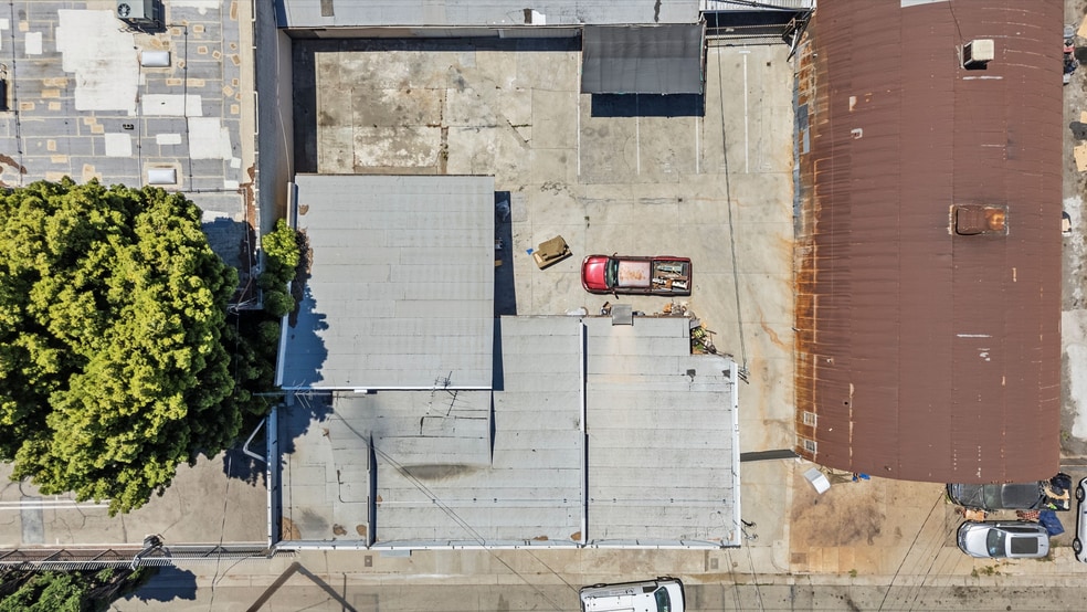 More Photos Of 14222-14226 Aetna St, Van Nuys Warehouse For Lease