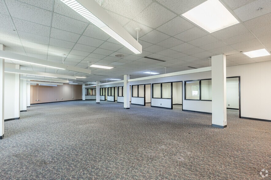 More Photos Of 325 S Fairground St, Marietta Office For Sale