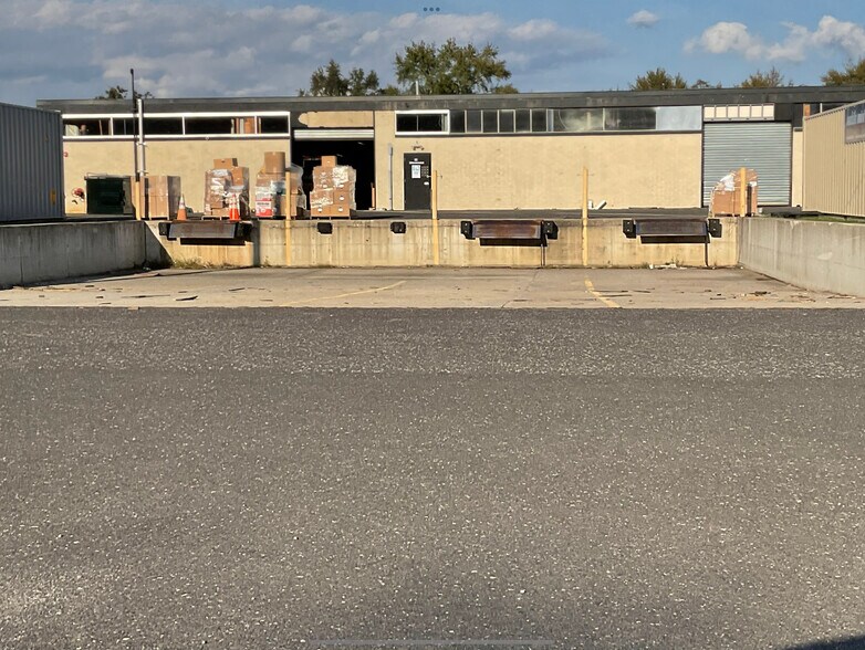 More Photos Of 100 Central Ave, Farmingdale Manufacturing For Lease