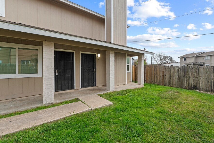 More Photos Of 6913 Wentworth Dr, Austin Multifamily For Sale