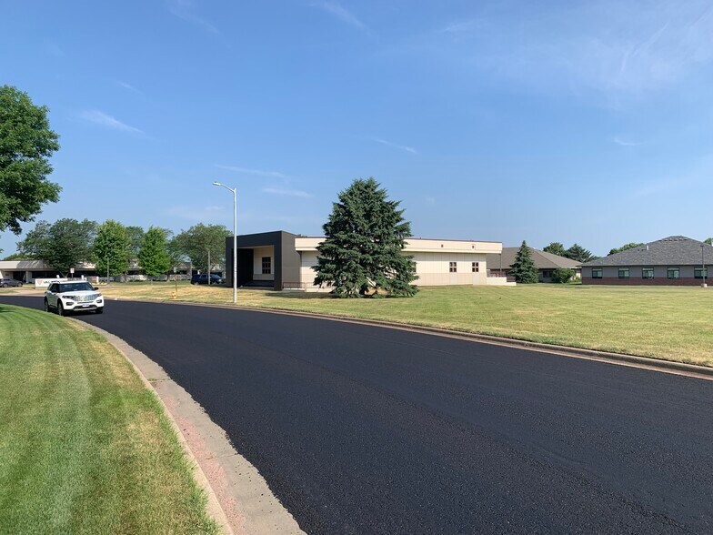 More Photos Of 3900 W 53rd St, Sioux Falls Office For Sale