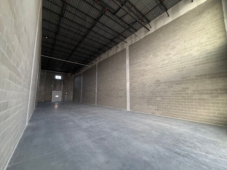More Photos Of 10910 Dixie Rd, Brampton Warehouse For Lease