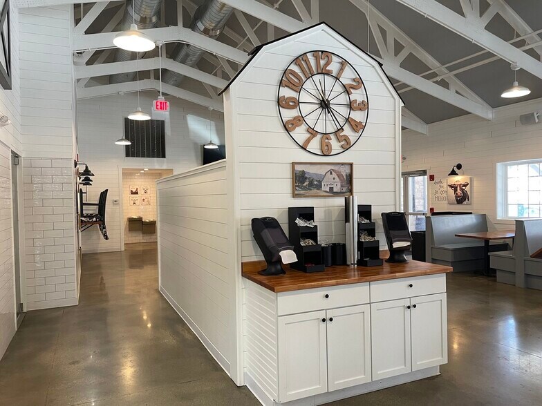 More Photos Of 121 Main St, Oswego Restaurant For Lease