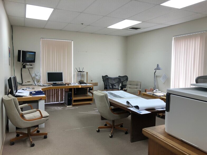 More Photos Of 77876 Wildcat Dr, Palm Desert Warehouse For Lease