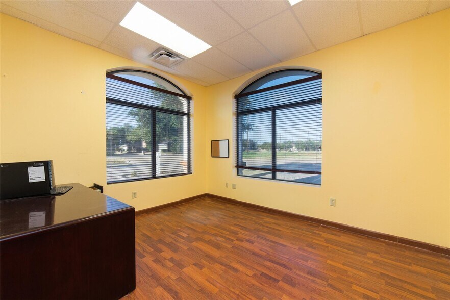 More Photos Of 720 W Nathan Lowe Rd, Arlington Medical For Sale