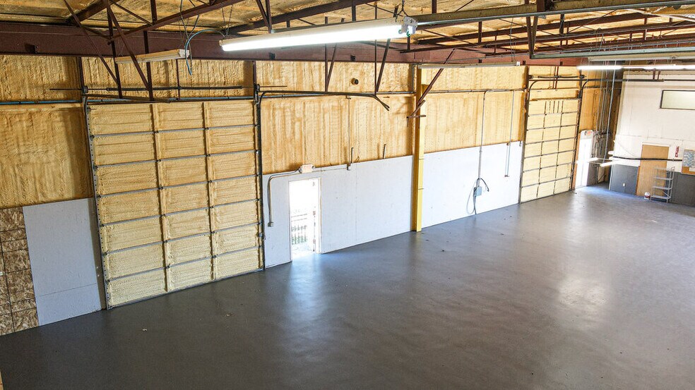 More Photos Of 5206 Beacon Dr, Austin Warehouse For Lease