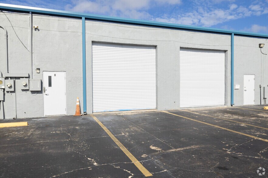 More Photos Of 3899 Ulmerton Rd, Clearwater Storefront For Lease