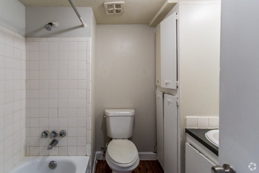 More Photos Of 2295 Candlewyck Cir, Memphis Apartments For Sale