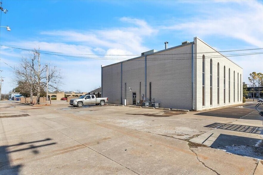 More Photos Of 4509 N Classen Blvd, Oklahoma City Office For Lease