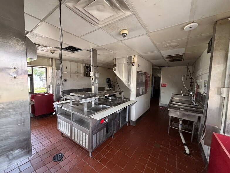 More Photos Of 2022 N 6th St, Vincennes Fast Food For Lease