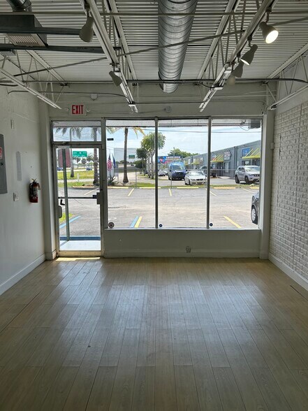 More Photos Of 1560-1576 NE 16th Pl, Miami Unknown For Lease