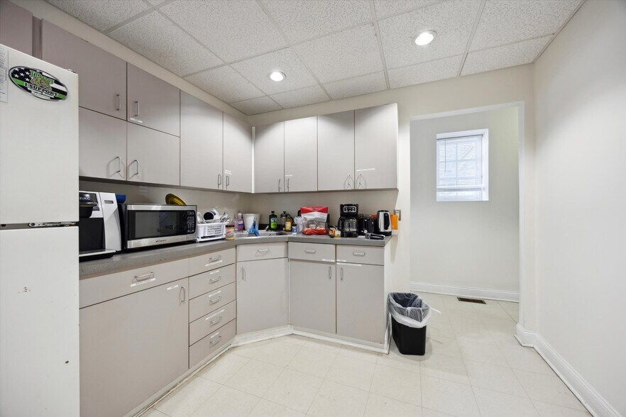 More Photos Of 400 E 21st St, Chester Office For Sale