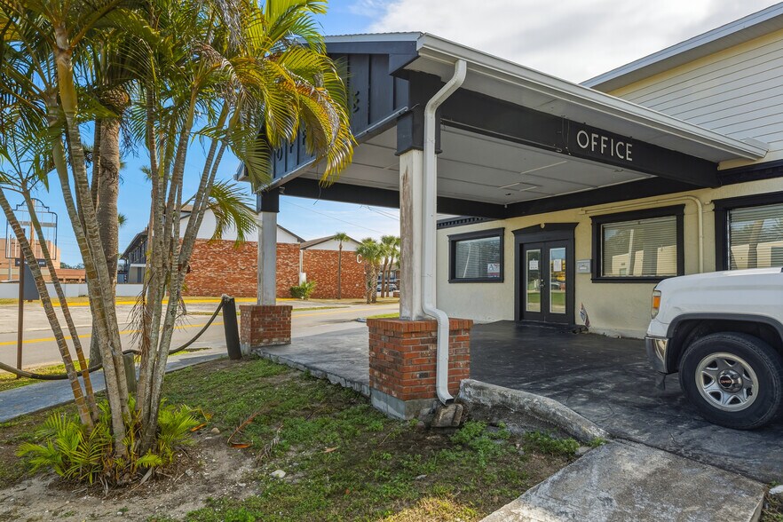 More Photos Of 300 N Cocoa Blvd, Cocoa Restaurant For Lease