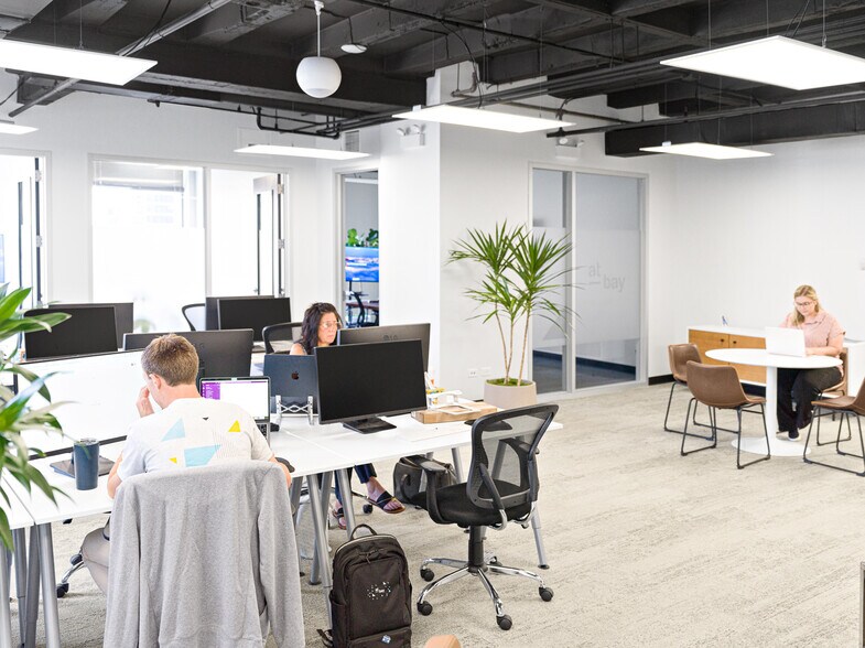 More Photos Of 211 W Wacker Dr, Chicago Office For Lease