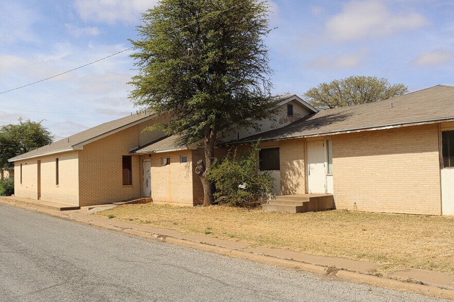 More Photos Of 202 W 3rd St, Hale Center Skilled Nursing Facility For Sale