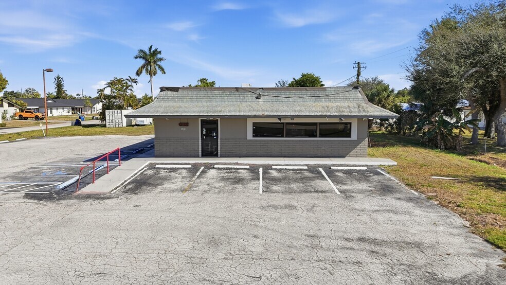 Primary Photo Of 16541 San Carlos Blvd, Fort Myers Restaurant For Sale