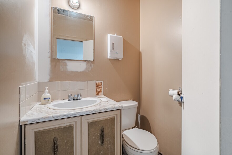 More Photos Of 5012 50 Av, Lloydminster General Retail For Sale