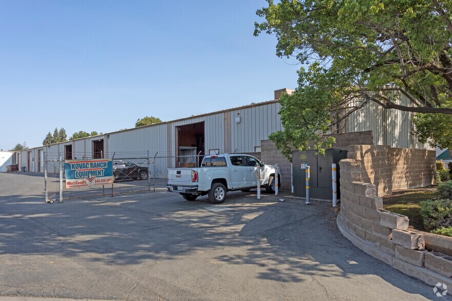 More Photos Of 2636-2686 N Argyle Ave, Fresno Warehouse For Lease