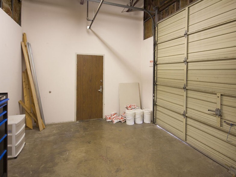 More Photos Of 4393 Sunbelt Dr, Addison Flex For Lease