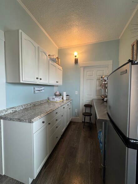 More Photos Of 1221 Overland Ave, Burley Storefront For Sale