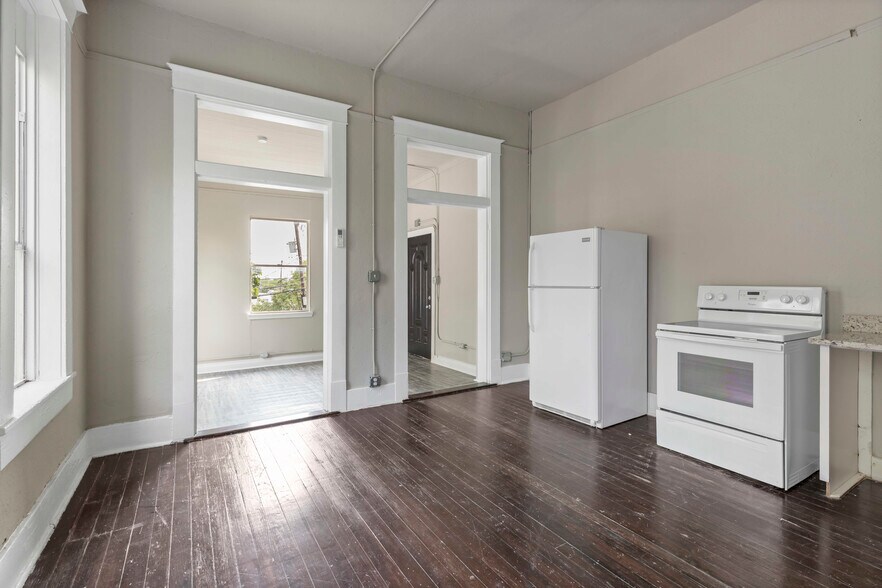 More Photos Of 2024 S Flores St, San Antonio Storefront Retail Residential For Sale